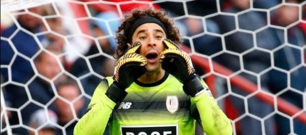 Guillermo Ochoa en un partido con el Standard Guillermo Ochoa en un partido con el Standard