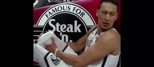 Jeremy Lin injures knee on NBA opening night. (Image Credit - PG SAVAGE TV/YouTube) Jeremy Lin injures knee on NBA opening night. (Image Credit - PG SAVAGE TV/YouTube)