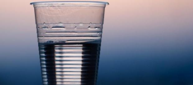 Muitas pessoas pensam que os copos descartáveis são inofensivos para a saúde Muitas pessoas pensam que os copos descartáveis são inofensivos para a saúde