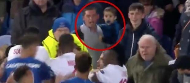 Un homme frappe les Lyonnais avec son bébé dans les bras. (The 18). Un homme frappe les Lyonnais avec son bébé dans les bras. (The 18).