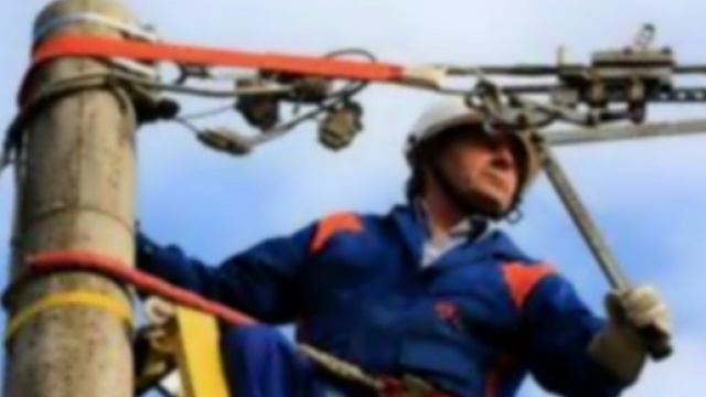 Il giovane operaio dell'Enel è stato attraversato da una scarica di 10.000 volt.