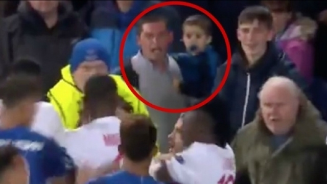 Un homme frappe les Lyonnais avec son b&eacute;b&eacute; dans les bras. (The 18).