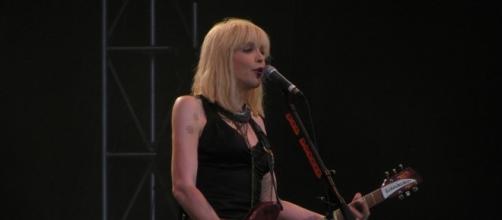 Courtney Love performing on stage. [Image Credit: ceedub13/Flickr]