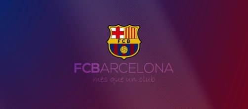 El escudo del fútbol club Barcelona y la vidriera de la catedral