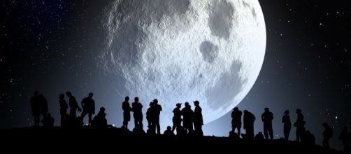 Scoperta una grotta lunare che può ospitare una colonia umana