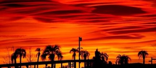 UFO in fiamme precipita dal cielo di Dubai