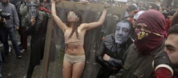 Castigos impostos a mulheres infiéis Castigos impostos a mulheres infiéis