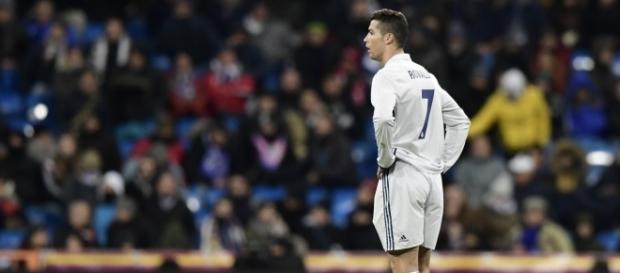 Cristiano Ronaldo con los brazos en jarra en el Santiago Bernabéu. elbocon.pe Cristiano Ronaldo con los brazos en jarra en el Santiago Bernabéu. elbocon.pe