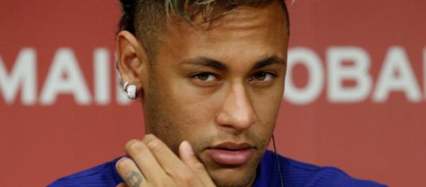 Neymar, geste à ne pas faire en cas de selfie avec lui Neymar, geste à ne pas faire en cas de selfie avec lui