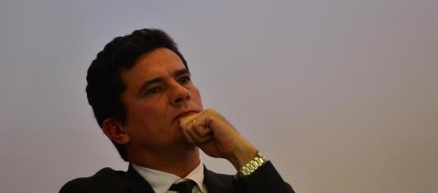Sérgio Moro insiste para que o hospital confirme se tem registros de entrada de compadre de Lula Sérgio Moro insiste para que o hospital confirme se tem registros de entrada de compadre de Lula