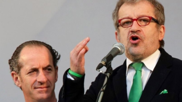 Al microfono, il presidente della Lombardia, Roberto Maroni, al fianco di Luca Zaia, governatore del Veneto.