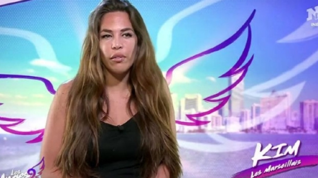 Kim (Les Vacances des Anges 2) montre ses fesses en gros plan et choque les internautes !