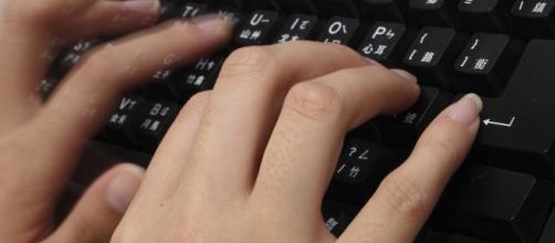 Writing on a keyboard / Adikos via Flickr