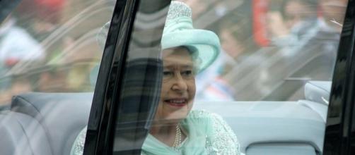 Queen Elizabeth inside a car. [Image Credit: Carfax2/Wikimedia Commons]