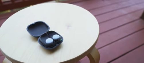 Google’s ‘wireless’ earbuds actually aren’t wireless. Image via:The Verge/Youtube screenshot