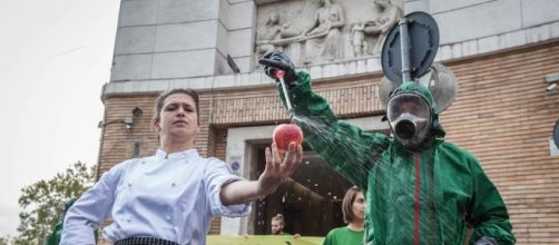 L'aperitivo simbolico offerto al ministro Lorenzin dagli attivisti Greepeace