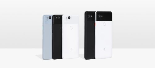 Un’immagine commerciale di Google Pixel 2 e Pixel 2 XL con Android Oreo