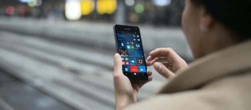Un’immagine di Microsoft Lumia 650, fra gli ultimi dispositivi di Windows Phone