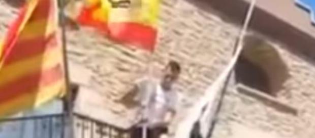 Raúl Macià, preso por colocar una bandera de España - intereconomia.com Raúl Macià, preso por colocar una bandera de España - intereconomia.com