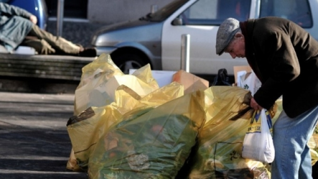 Il governo pensa allo Ius soli mentre gli anziani si cibano di rifiuti