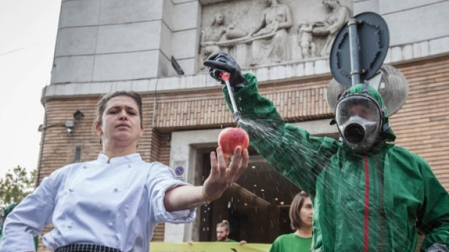 L'aperitivo simbolico offerto al ministro Lorenzin dagli attivisti Greepeace