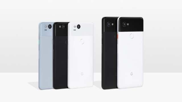 Un’immagine commerciale di Google Pixel 2 e Pixel 2 XL con Android Oreo