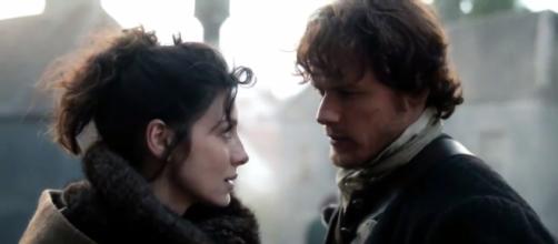 Claire and Jamie reuninte. [Image Credit: Outlander/YouTube]