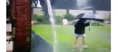 Garoto é atingido por raio enquanto brincava com guarda-chuva. (Foto: reprodução vídeo)