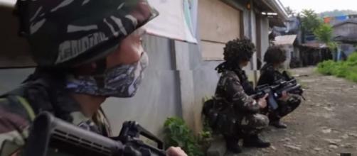 Government troops battling against terrorists in Marawi City, Philippines. [Image Credit: ABC News (Australia)/ YouTube]