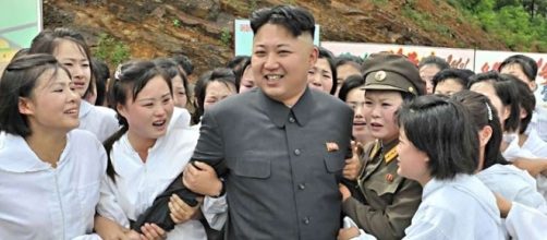 Kim Jong-un circondato dalle sue 'fans'