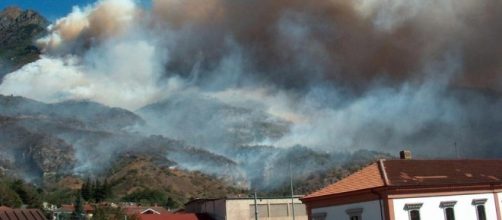 La Valsusa brucia da due giorni, Bussole il comune più colpito (foto lastampa.it)
