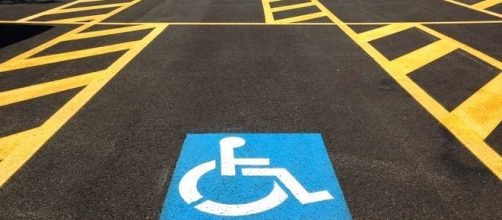 Montesilvano, istituito numero verde per segnalare chi parcheggia abusivamente nei posti riservati alle persone con disabilità