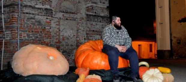 Andrea Bertone,37 anni,con la sua maestosa #zucca durante la diretta Tv a #farigliano.Foto A.Botto Andrea Bertone,37 anni,con la sua maestosa #zucca durante la diretta Tv a #farigliano.Foto A.Botto