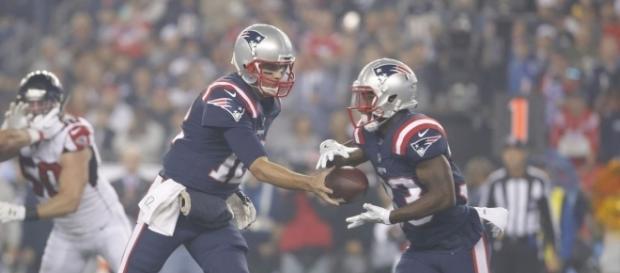 Brady y Lewis fueron los artífices de la victoria en ofensiva para New England. USA Today.com. Brady y Lewis fueron los artífices de la victoria en ofensiva para New England. USA Today.com.