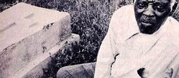 Clairvius Narcisse, o 'zumbi' haitiano, ao lado seu túmulo Clairvius Narcisse, o 'zumbi' haitiano, ao lado seu túmulo