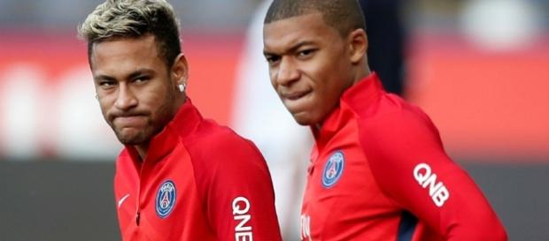Les deux attaquants parisiens ne respectent pas l'arbitre du Classico Les deux attaquants parisiens ne respectent pas l'arbitre du Classico