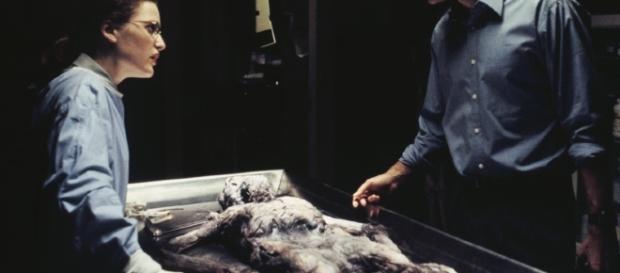 Mulder e Skully alle prese con un misterioso corpo alieno Mulder e Skully alle prese con un misterioso corpo alieno