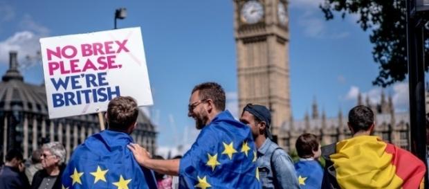 Planul Regatului Unit pentru înregistrarea forțată a cetățenilor UE ar fi ilegal, potrivit parlamentarilor europeni Planul Regatului Unit pentru înregistrarea forțată a cetățenilor UE ar fi ilegal, potrivit parlamentarilor europeni