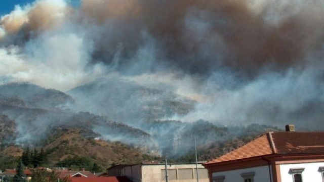 La Valsusa brucia da due giorni, Bussole il comune pi&ugrave; colpito (foto lastampa.it)