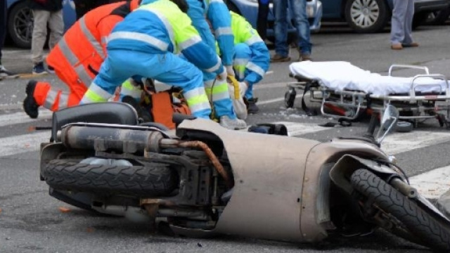 Ragazzo pubblica diretta Facebook di un incidente.