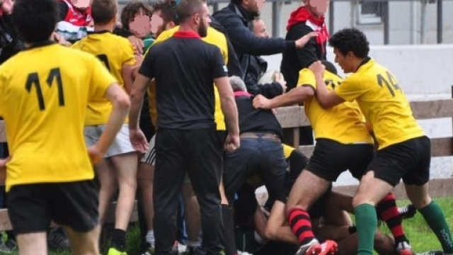 Una scena della rissa di ieri tra Paganica e Appia Rugby, under 18