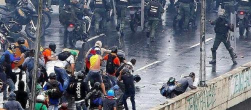rioters and police face off on the streets of Venezuela - Jelcve - Flickr