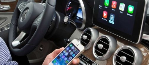 Android Auto e Apple CarPlay: sfida tra pro e contro - Androidiani.com - androidiani.com