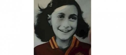 Anna Frank con la maglia della Roma, esplode la polemica politica