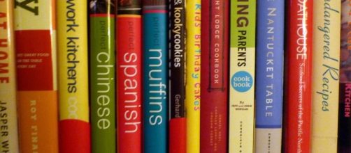 Books on a shelf / Lori L. Stalteri via Flickr