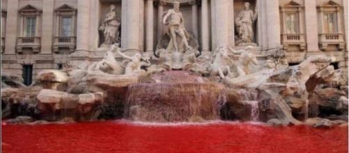 Dopo 10 anni, l'acqua di Fontana di Trevi è nuovamente rossa.