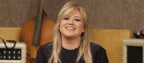 Kelly Clarkson opens up about her past body image issues. (Entertainment Weekly/YouTube)