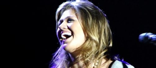 Kelly Clarkson opens up about her struggles as a singer. (Image Credit: Febarrosbr/Wikimedia Commons)