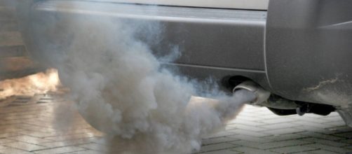 Lo smog rilasciato da un veicolo in strada con motore acceso