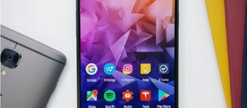 OnePlus 5T leaked; reveals thin bezels, fingerprint scanner on the back. [Image credit:Marques Brownlee/YouTube screenshot]